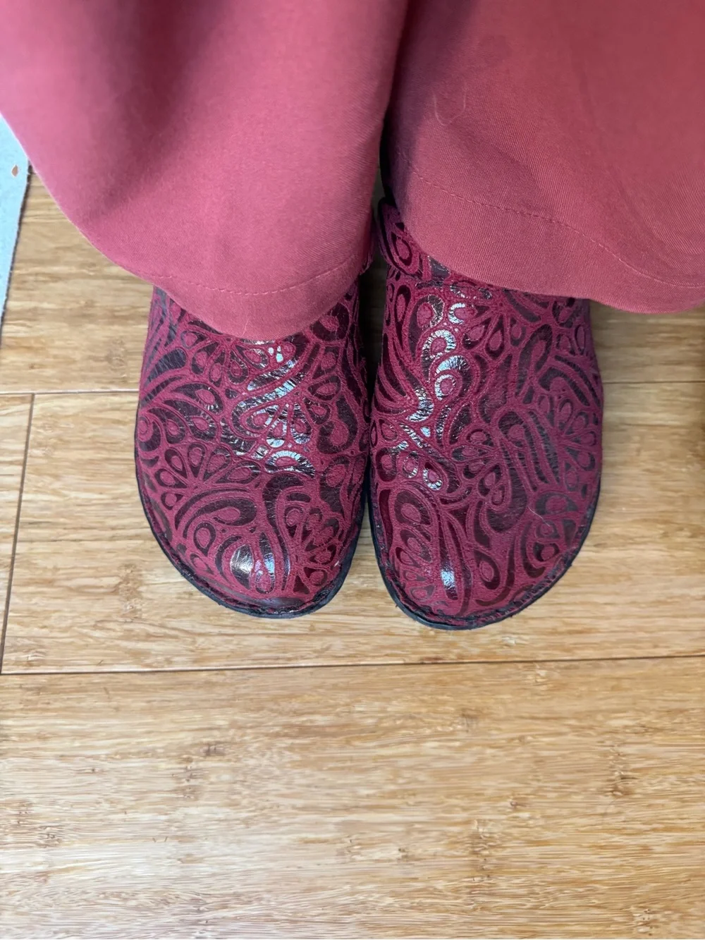 boc Women's Red Patterned Slip-On Platform Clogs